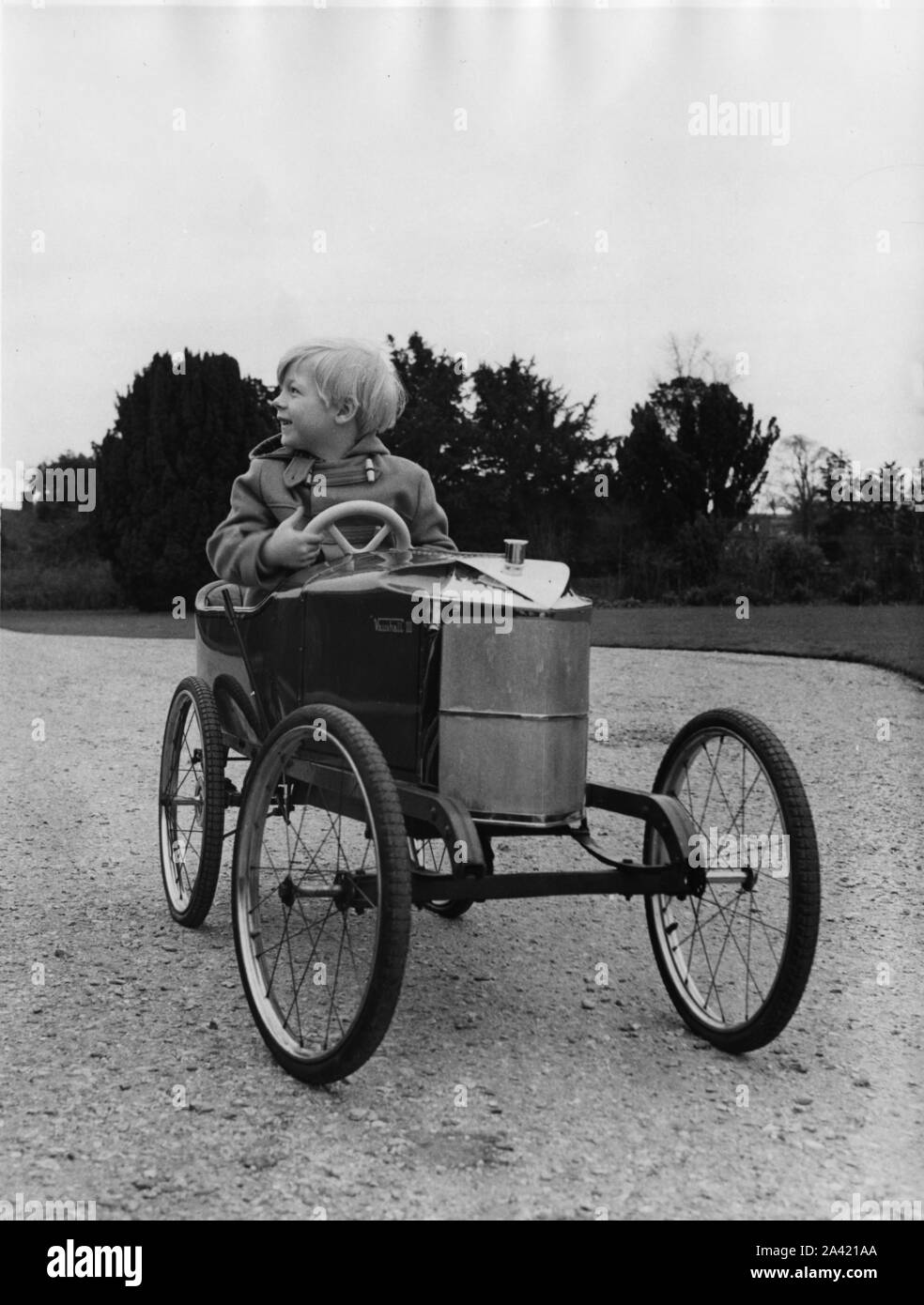 Ralph (Signore) Montagu come un bambino a pedale Vauxhall car 1966. Foto Stock
