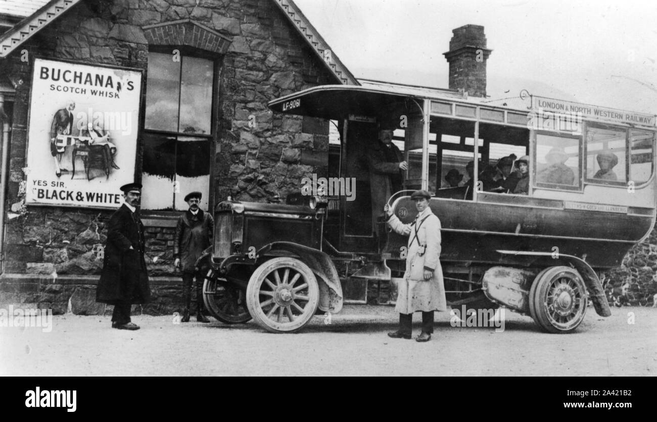 1910 Commer autobus a Llanberis stazione, il Galles del Nord. Foto Stock
