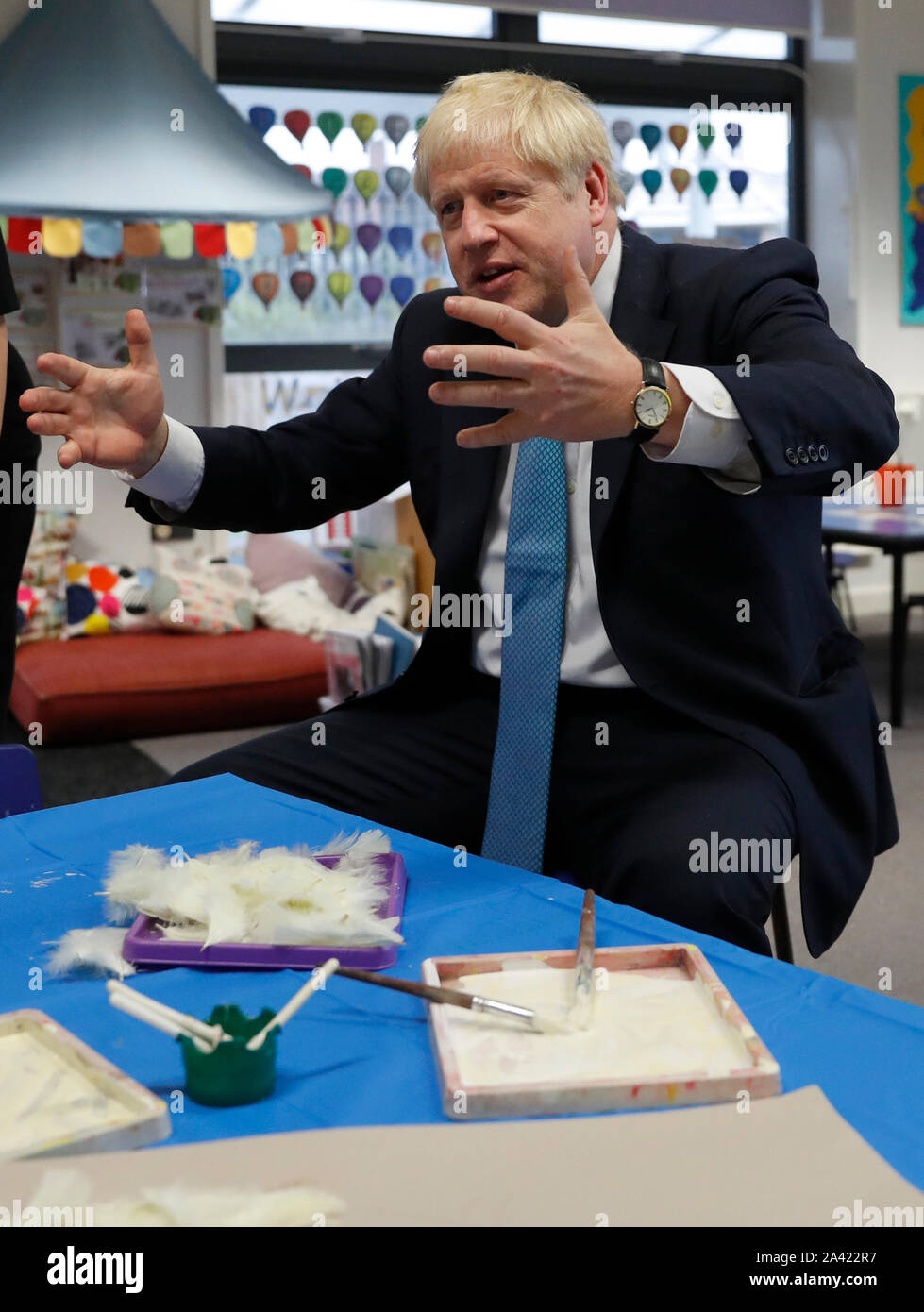 Il primo ministro Boris Johnson gesti come egli partecipa a una classe di arte durante una visita a St Mary e tutti i santi la scuola primaria a Beaconsfield, Buckinghamshire per un annuncio su assegnazioni di fondi per le scuole in tutta l'Inghilterra. Foto Stock