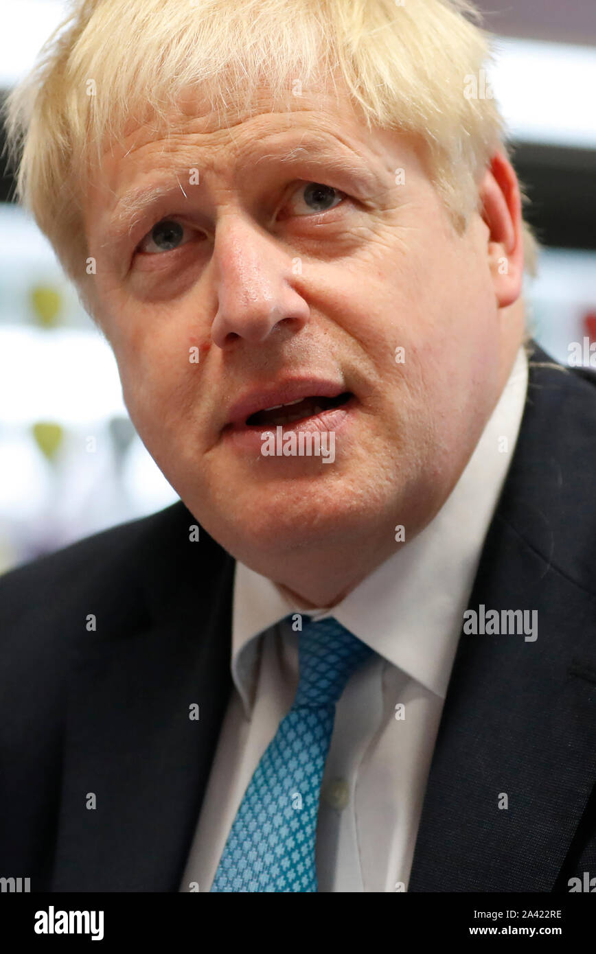 Il primo ministro Boris Johnson gesti come egli partecipa a una classe di arte durante una visita a St Mary e tutti i santi la scuola primaria a Beaconsfield, Buckinghamshire per un annuncio su assegnazioni di fondi per le scuole in tutta l'Inghilterra. Foto Stock