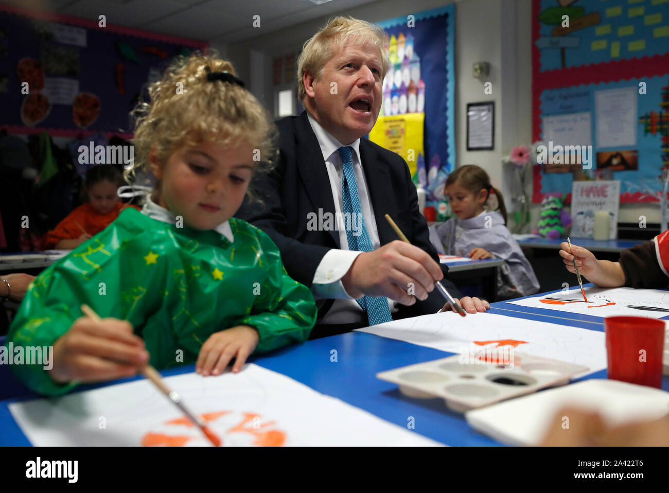 Il primo ministro Boris Johnson gesti come egli partecipa a una classe di arte con Lyla Shepard-Robinson durante una visita a St Mary e tutti i santi la scuola primaria a Beaconsfield, Buckinghamshire per un annuncio su assegnazioni di fondi per le scuole in tutta l'Inghilterra. Foto Stock