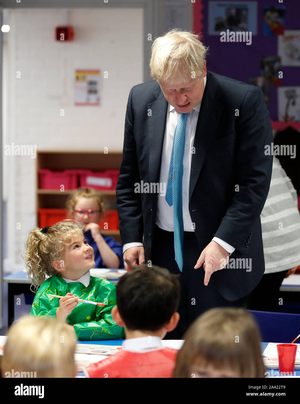 Il primo ministro Boris Johnson gesti come egli partecipa a una classe di arte con Lyla Shepard-Robinson durante una visita a St Mary e tutti i santi la scuola primaria a Beaconsfield, Buckinghamshire per un annuncio su assegnazioni di fondi per le scuole in tutta l'Inghilterra. Foto Stock