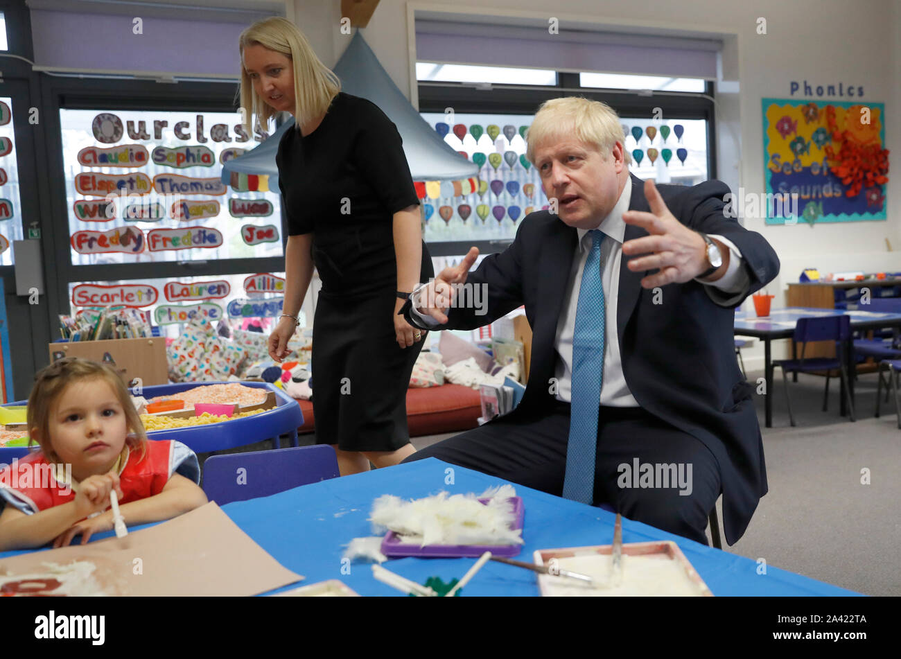 Il primo ministro Boris Johnson gesti come egli partecipa a un arte di classe con quattro anni di Scarlet Fickling durante una visita a St Mary e tutti i santi la scuola primaria a Beaconsfield, Buckinghamshire per un annuncio su assegnazioni di fondi per le scuole in tutta l'Inghilterra. Foto Stock