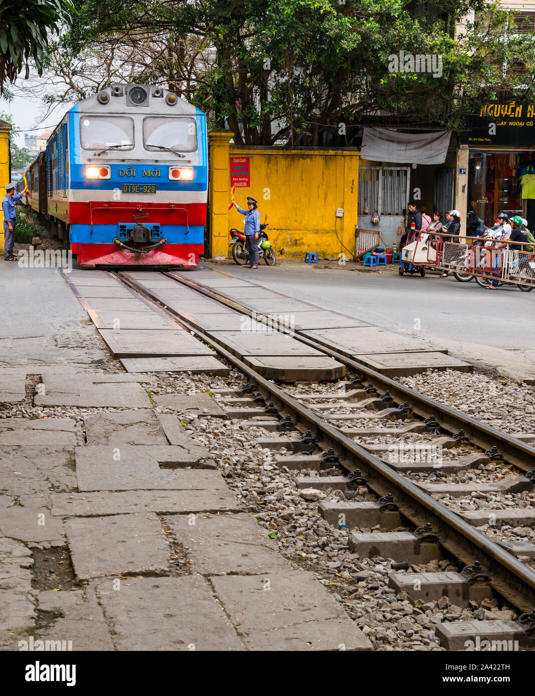 Stazione attraversamento strada sulle vie a Hanoi villaggio ferroviario o treno Street, Hanoi, Vietnam Asia Foto Stock
