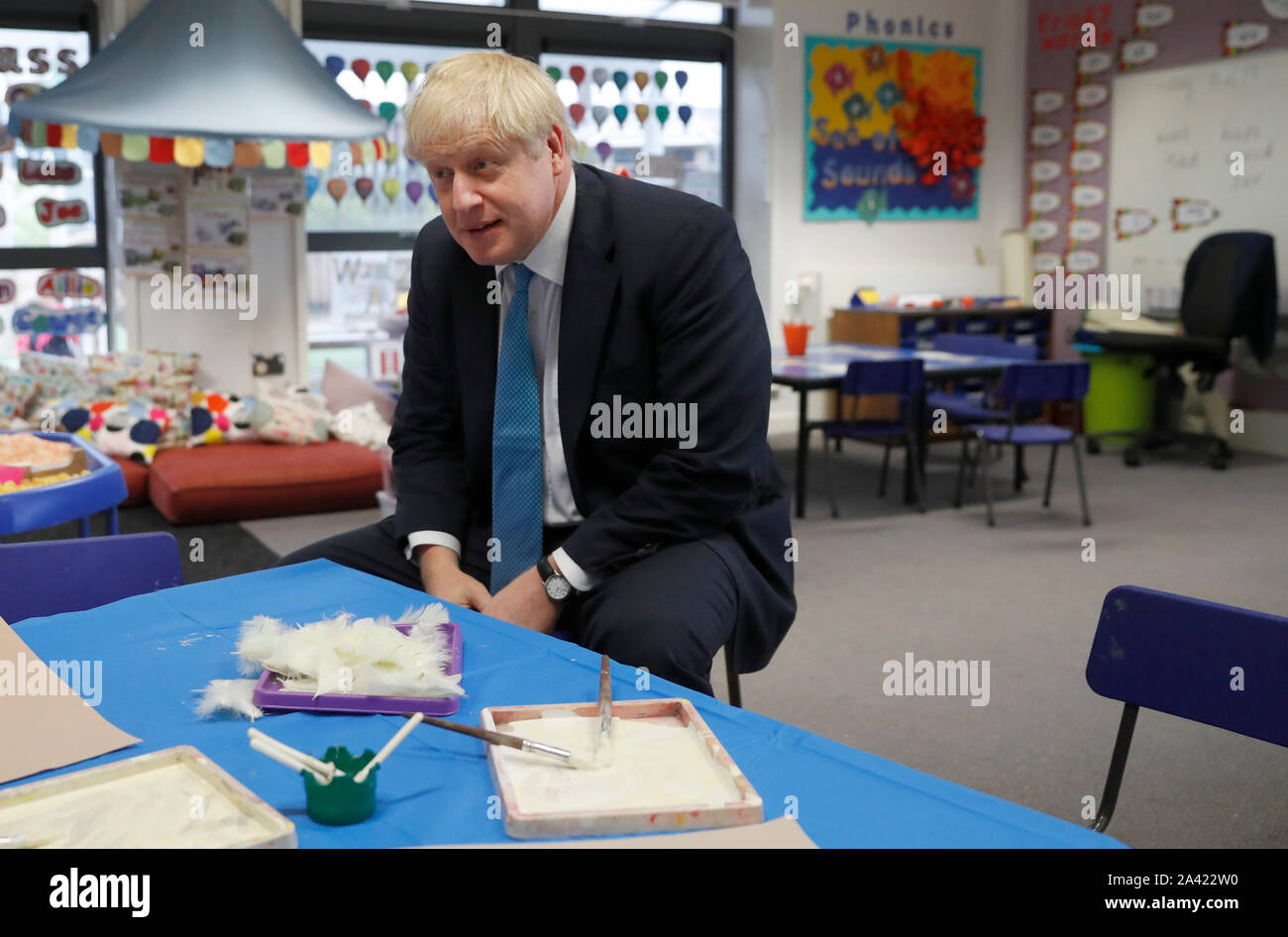 Il primo ministro Boris Johnson gesti come egli partecipa a una classe di arte durante una visita a St Mary e tutti i santi la scuola primaria a Beaconsfield, Buckinghamshire per un annuncio su assegnazioni di fondi per le scuole in tutta l'Inghilterra. Foto Stock