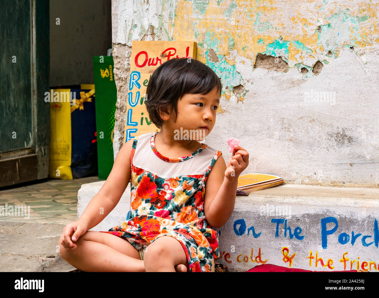 Giovane vietnamita ragazza seduta accanto al vecchio cafe nel Villaggio Ferroviario, Hanoi, Vietnam Asia Foto Stock