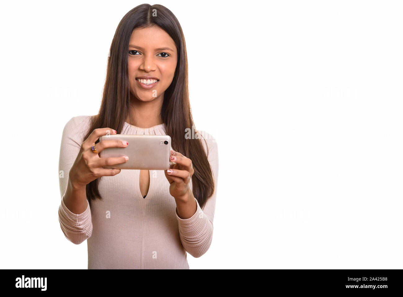 Felice giovane donna brasiliana sorridere mentre sta immagine con mo Foto Stock