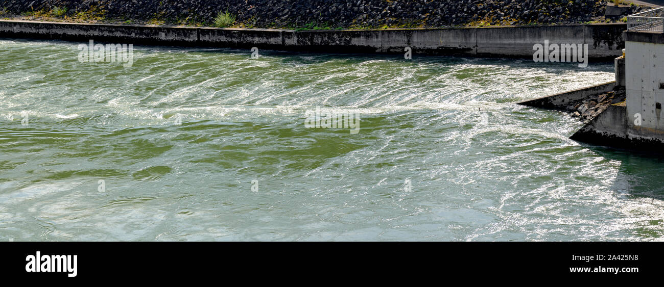 Acqua swirl in effusione di una turbina ad acqua Foto Stock