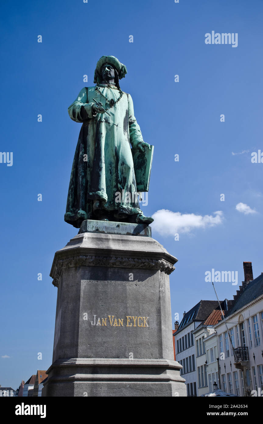 Una statua del pittore fiammingo Jan van Eyck in Bruges, Belgio, in una giornata di sole. Foto Stock