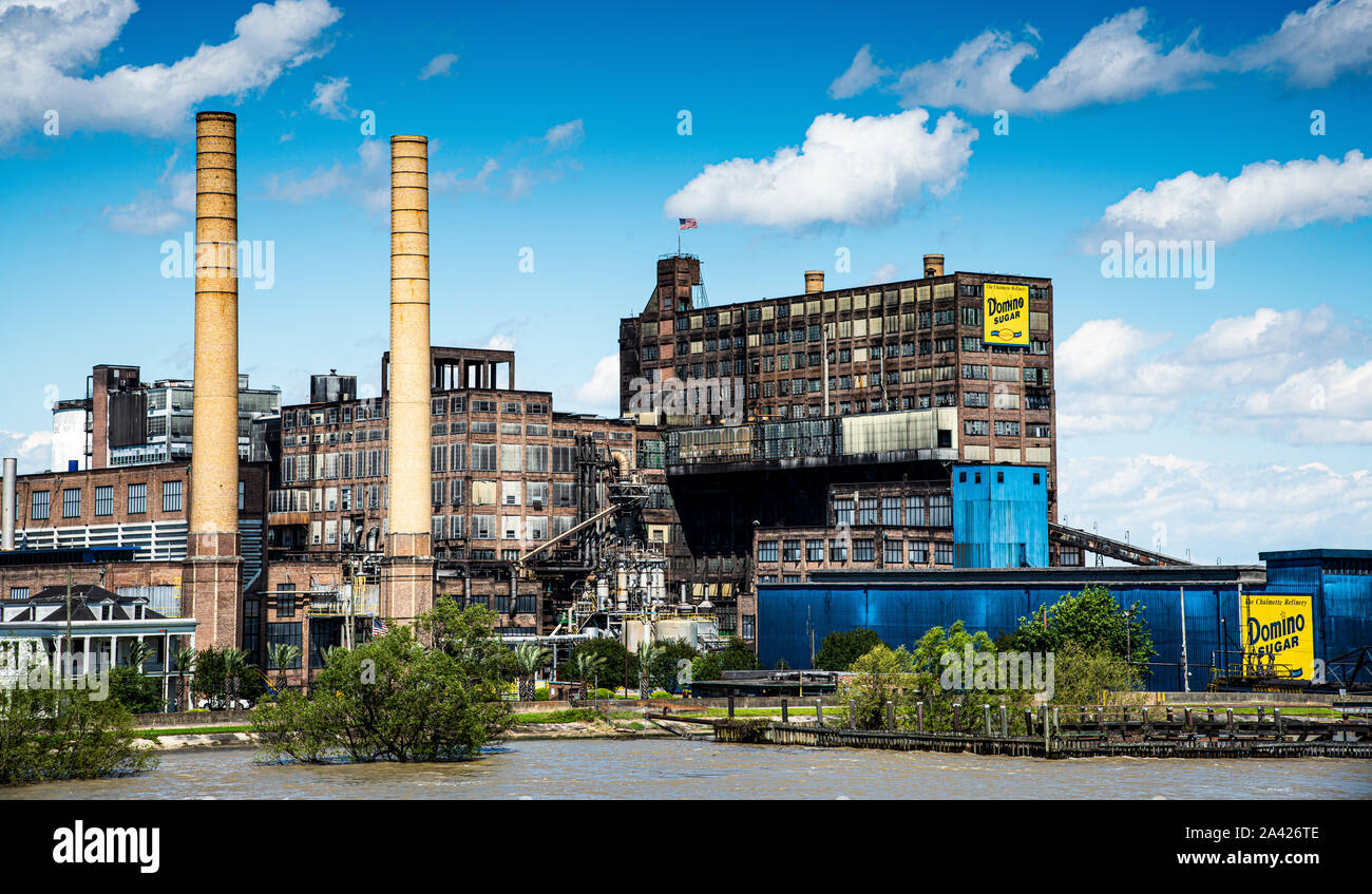 Produce da oltre 100 anni la raffineria di Chalmette di Domino Sugar sul fiume Mississippi appena fuori New Orleans, Louisiana. Foto Stock