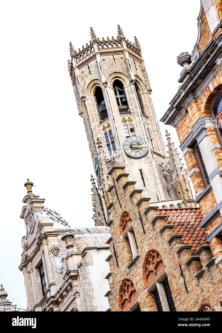 Immagine selettiva di una splendida architettura ad angolo vista della città vecchia con torre dell'orologio Belfort sullo sfondo, Brugge, Fiandre Occidentali, Belgio Foto Stock