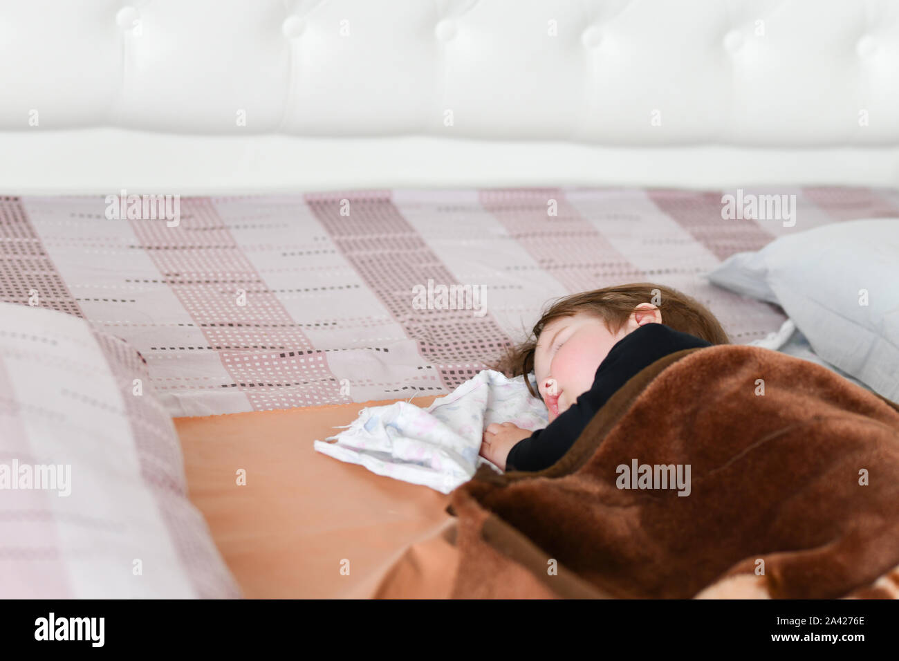 Bambino sonno diurno. Un sano sonno diurno per il neonato. Il bambino dorme in un ortopedico di bambini cocoon sul letto. bambino dopo riposo attivo Foto Stock