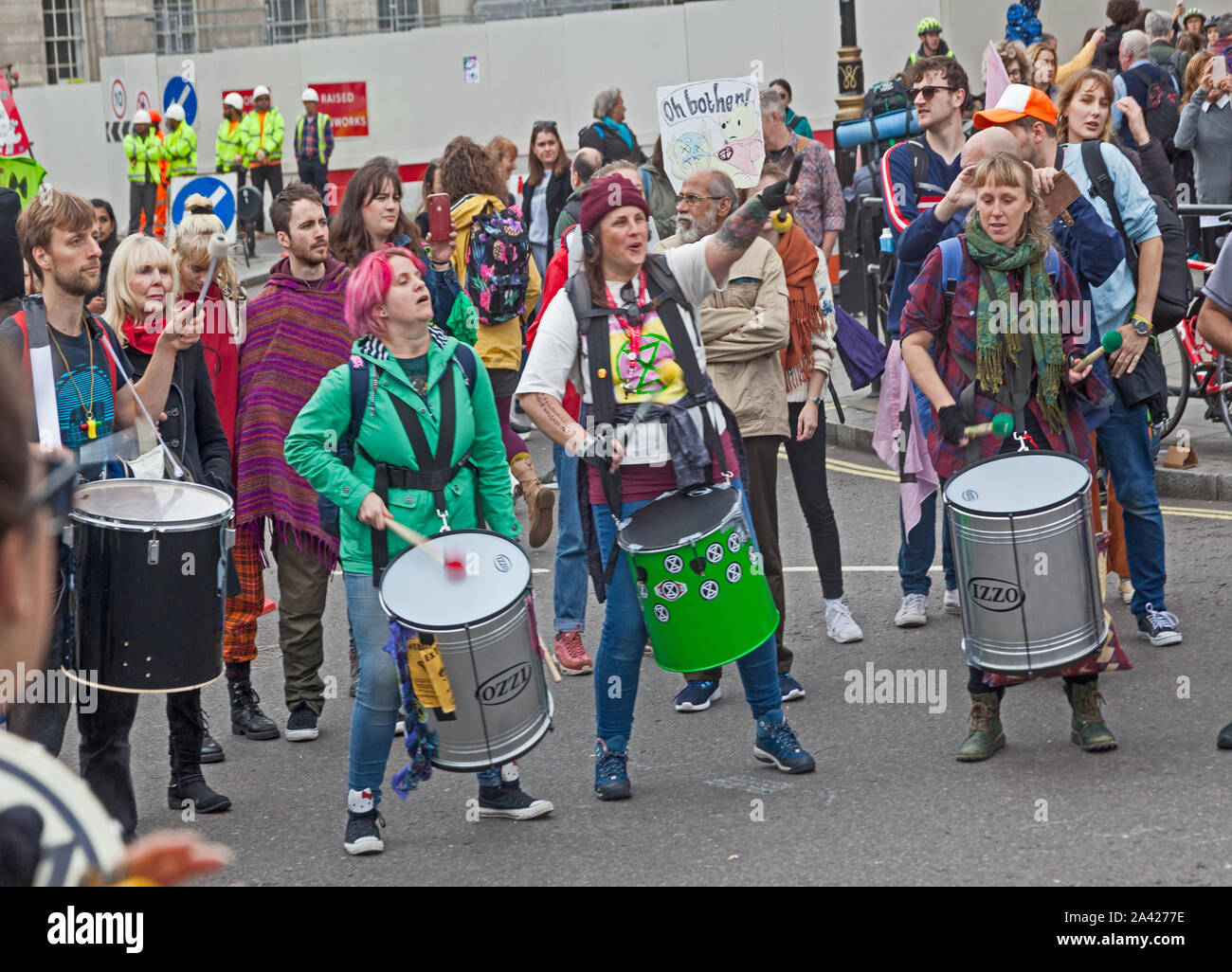 Ottobre 8th, 2019. Il primo giorno di estinzione Rebellion occupazione di Trafalgar Square. I percussionisti battendo la ribellione di estinzione messaggio. Foto Stock