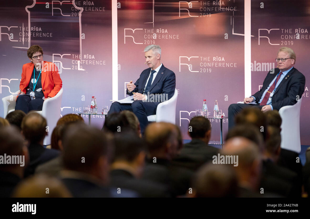 Riga, Lettonia. Undicesimo oct, 2019. Annegret Kramp-Karrenbauer (CDU), il ministro della Difesa, Artis Pabriks (M), il Ministro della difesa della Lettonia, e Peter Hultqvist, Ministro della difesa della Svezia, prenderà parte a un panel di discussione sul futuro della NATO strategia alla conferenza di Riga 2019. I due giorni di viaggio del Ministro della difesa per la Lituania, Estonia e Lettonia include un dialogo politico e una visita a soldati tedeschi. Credito: Monika Skolimowska/dpa-Zentralbild/dpa/Alamy Live News Foto Stock