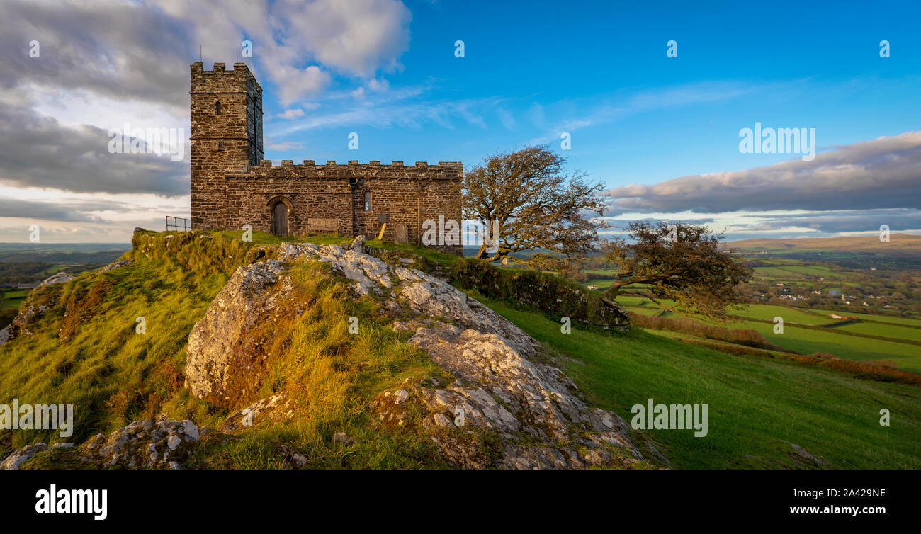 St Michaels chiesa siede sulla cima del Brent Tor . A 1100 piedi Brent Tor è uno dei più suggestivi affioramenti di roccia in Dartmoor e può essere visto per miglia ho Foto Stock