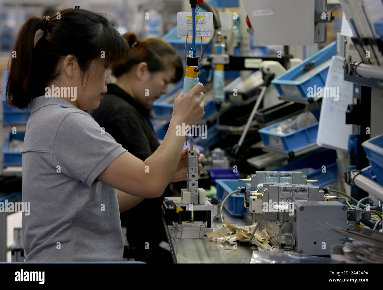 Jinan, Cina. Undicesimo oct, 2019. I dipendenti cinesi lavorare a Festo è la sede produttiva di Jinan, la capitale della provincia di Shandong, giovedì 10 ottobre, 2019. Festo è un produttore leader di tecnologie di automazione e di un leader di mercato globale in base e avanzata tecnologia di formazione. Festo è il marchio leader mondiale nei prodotti di pneumatico. Foto di Stefano rasoio/UPI Credito: UPI/Alamy Live News Foto Stock