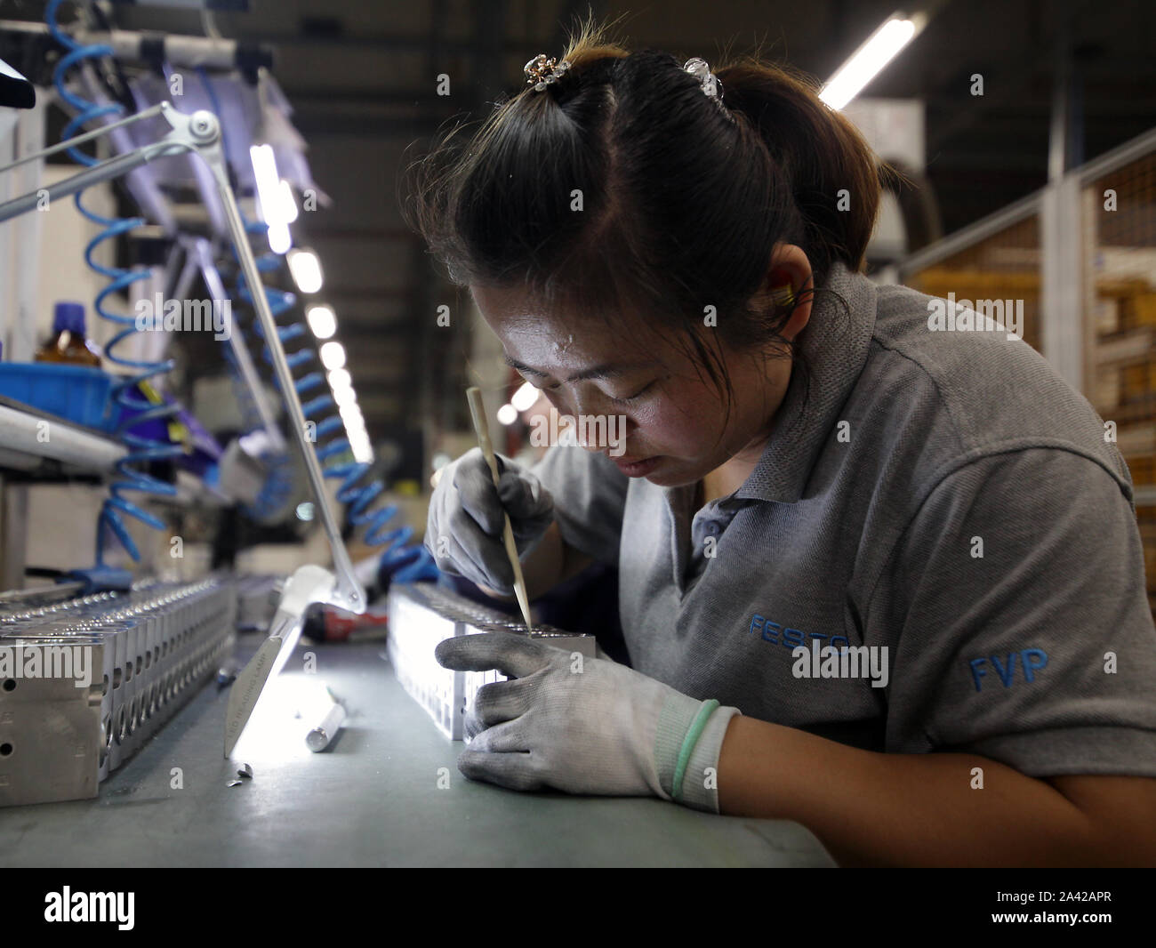 Jinan, Cina. Undicesimo oct, 2019. I dipendenti cinesi lavorare a Festo è la sede produttiva di Jinan, la capitale della provincia di Shandong, giovedì 10 ottobre, 2019. Festo è un produttore leader di tecnologie di automazione e di un leader di mercato globale in base e avanzata tecnologia di formazione. Festo è il marchio leader mondiale nei prodotti di pneumatico. Foto di Stefano rasoio/UPI Credito: UPI/Alamy Live News Foto Stock