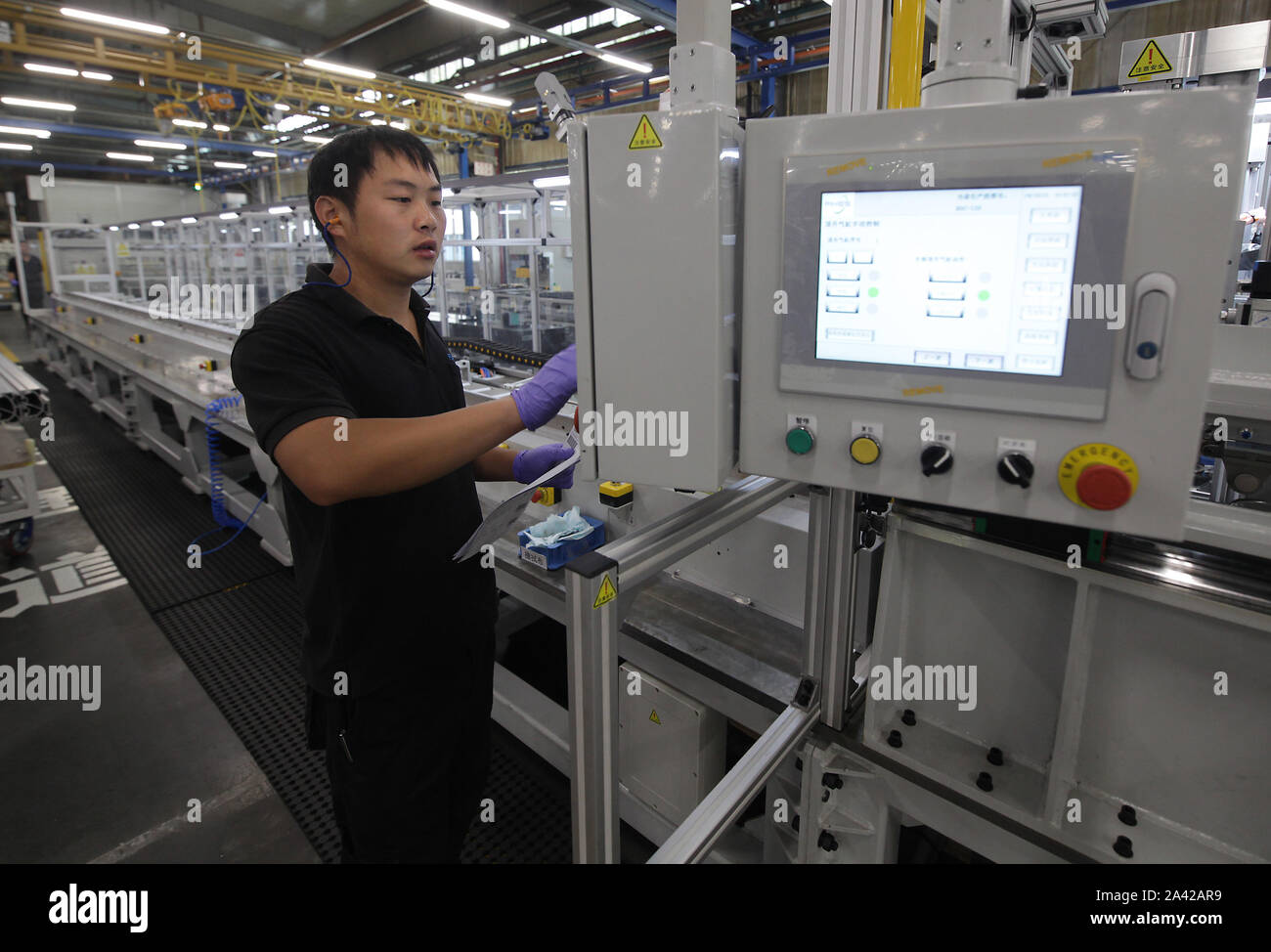 Jinan, Cina. Undicesimo oct, 2019. I dipendenti cinesi lavorare a Festo è la sede produttiva di Jinan, la capitale della provincia di Shandong, giovedì 10 ottobre, 2019. Festo è un produttore leader di tecnologie di automazione e di un leader di mercato globale in base e avanzata tecnologia di formazione. Festo è il marchio leader mondiale nei prodotti di pneumatico. Foto di Stefano rasoio/UPI Credito: UPI/Alamy Live News Foto Stock