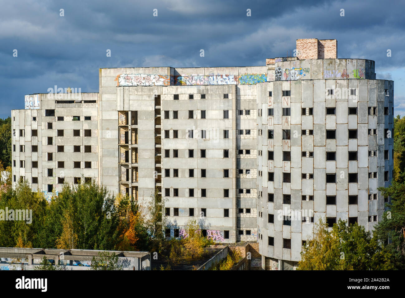 Abbandonata incompiuta un edificio a più piani. L'edificio è senza finestre. Foto Stock