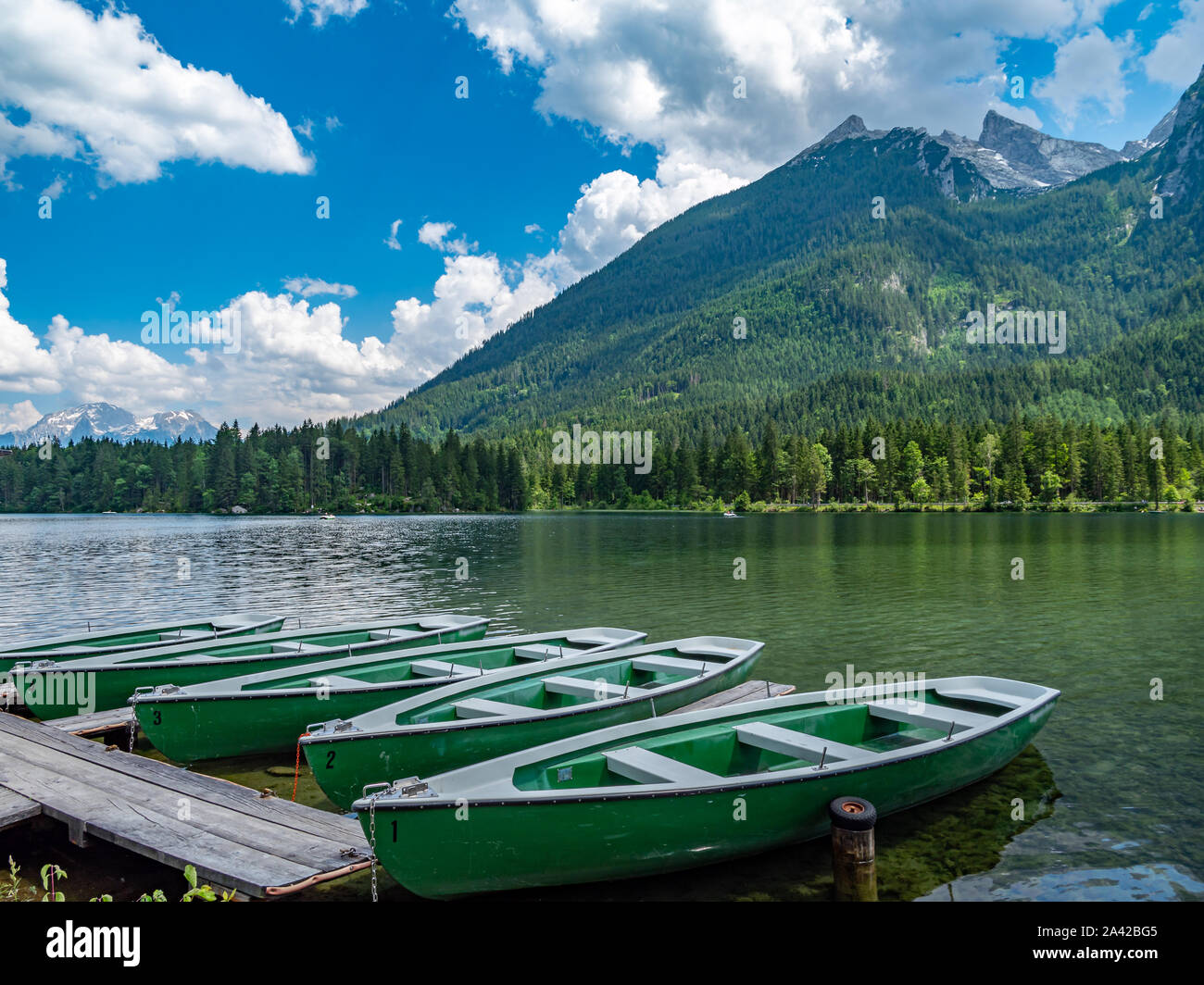 Barche a Hintersee nel Parco Nazionale di Berchtesgaden. Foto Stock