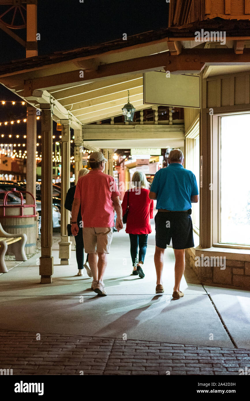 Due coppie di anziani a piedi dai negozi del centro di Scottsdale. Foto Stock