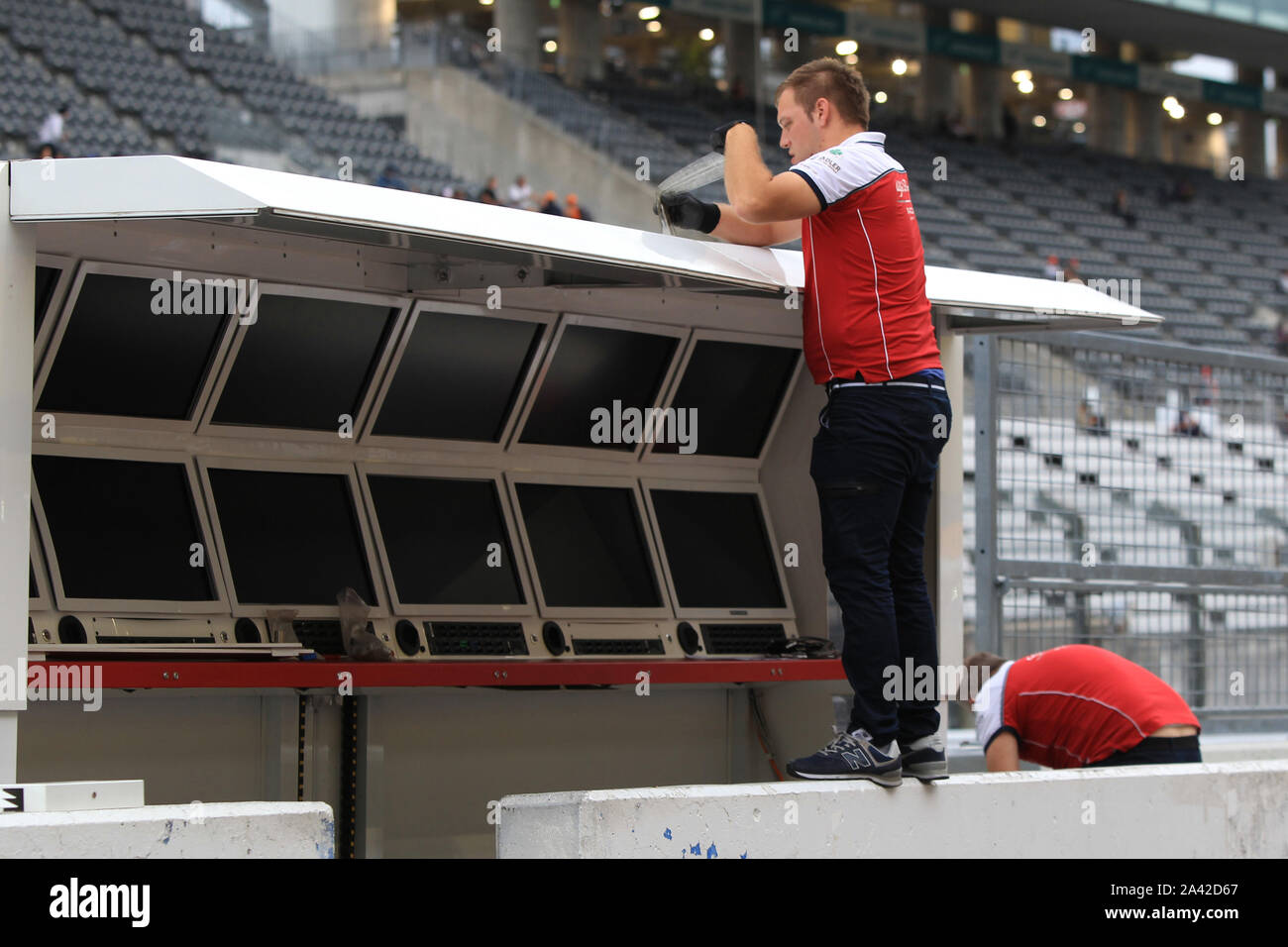 Il circuito di Suzuka, Suzuka City, Giappone. Undicesimo oct, 2019. Formula Uno giapponese Grand Prix, giorno di pratica; il circuito si prepara per il Tifone Hagibis, pit wall viene preso in giù - Editoriale usare carte di credito: Azione Plus sport/Alamy Live News Foto Stock