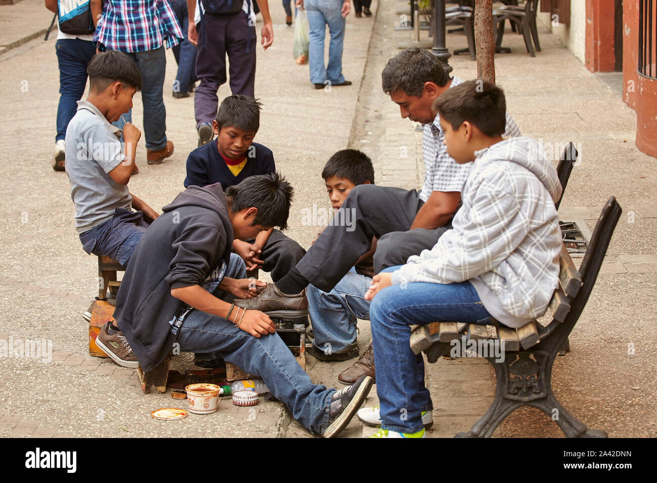 Messico Chiapas San Cristobal de las Casas il lavoro minorile dal cassone di pulizia streetboys 31-05-2013 foto: Jaco Klamer Foto Stock