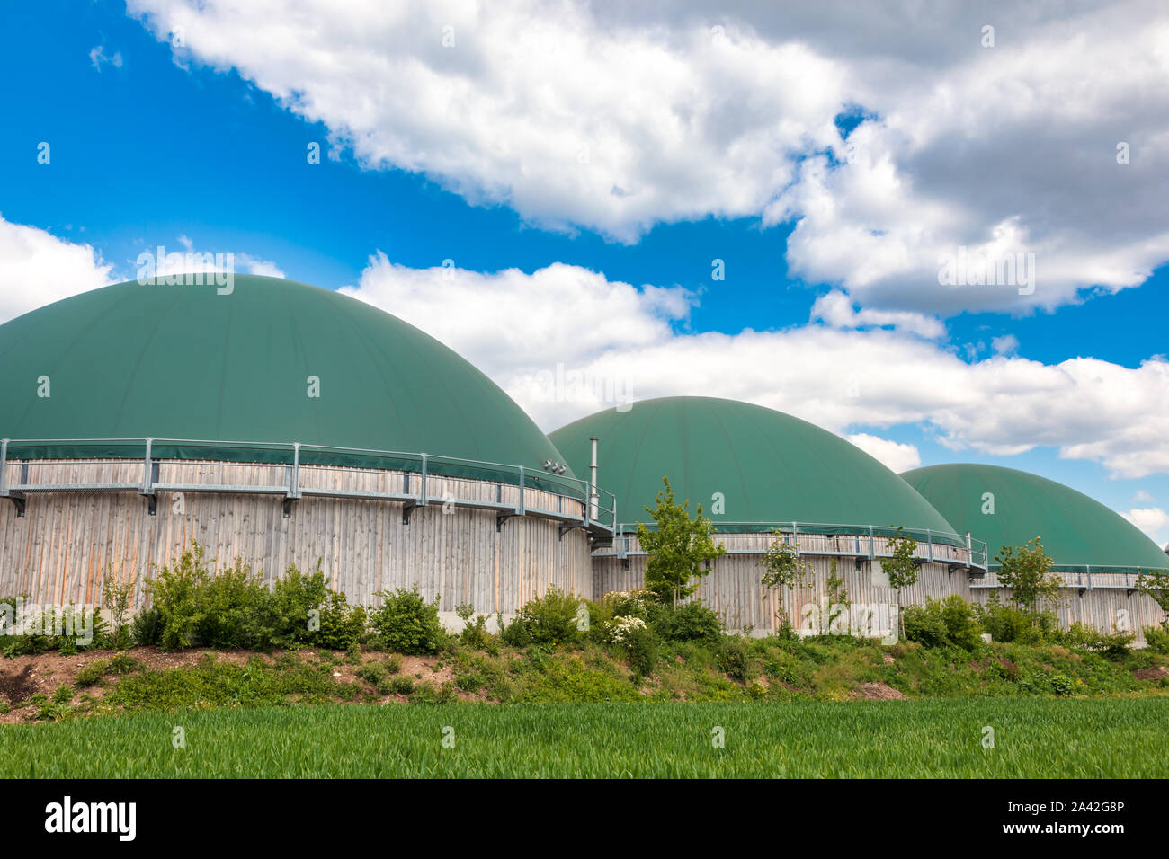 Digestori anaerobici o impianto di produzione di biogas La produzione di biogas da rifiuti agricoli nelle zone rurali in Germania. Moderna industria dei biocarburanti concept Foto Stock