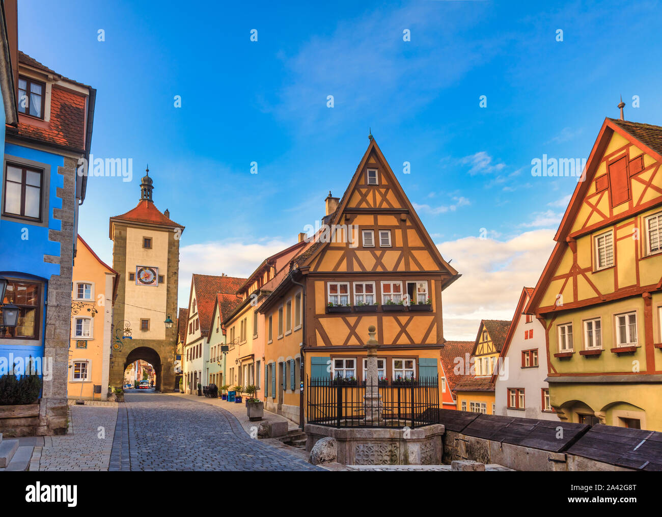 Visualizzazione classica del pittoresco Plonlein (piazzetta) a Rothenburg ob der Tauber, Baviera, Germania, Europa, una delle più popolari destinazioni di viaggio Foto Stock