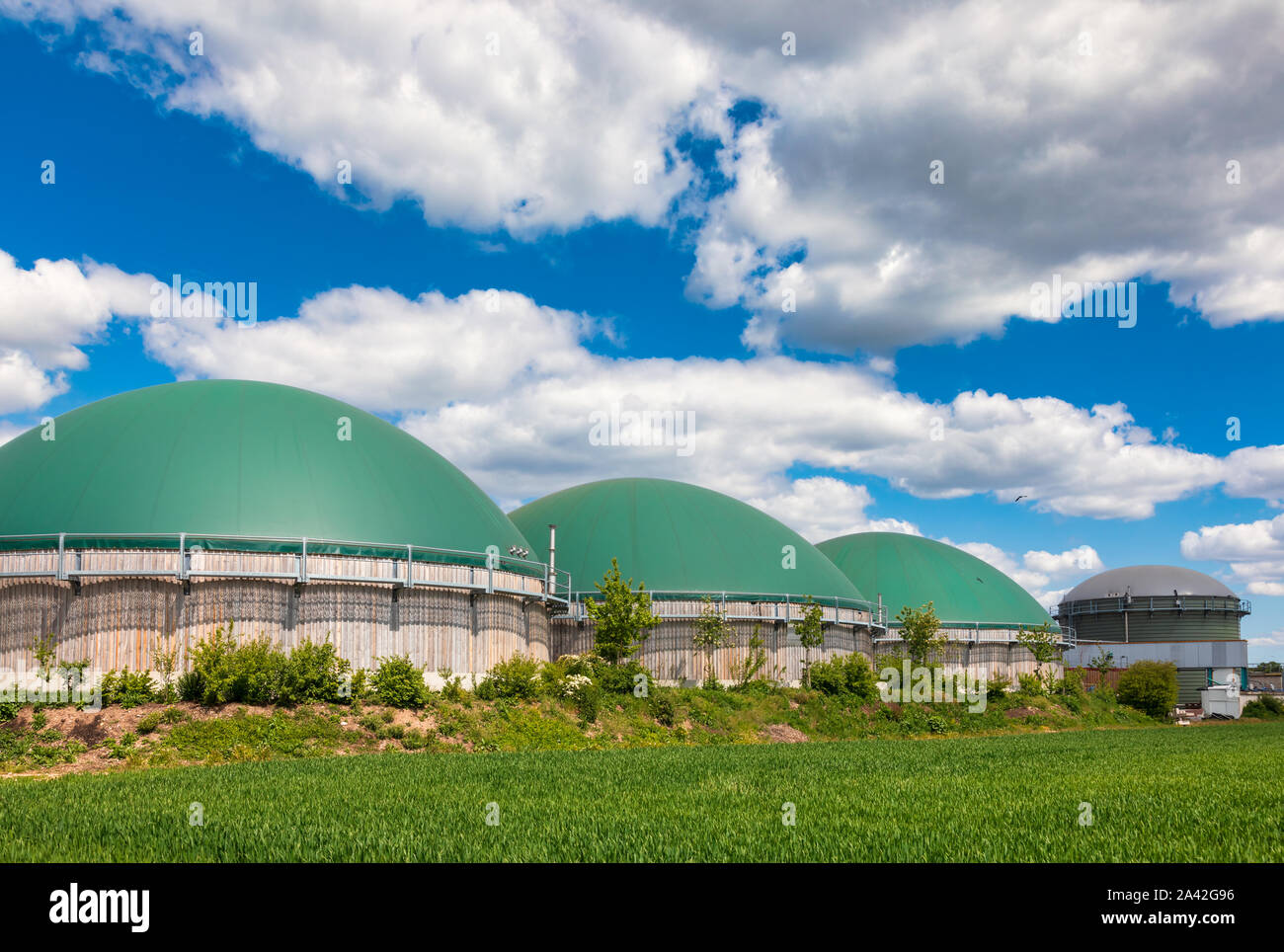Digestori anaerobici o impianto di produzione di biogas La produzione di biogas da rifiuti agricoli nelle zone rurali in Germania. Moderna industria dei biocarburanti concept Foto Stock