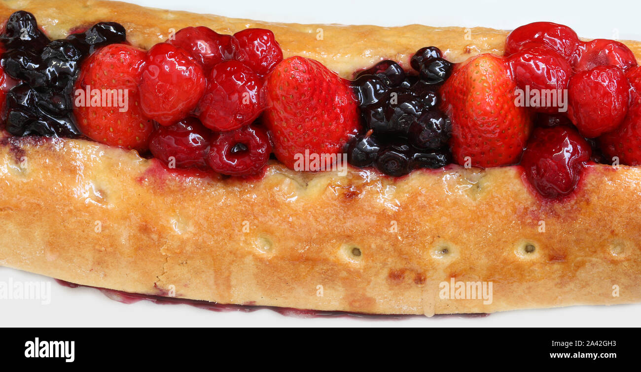Torta con frutta chiamato Strudel tipico dell'Europa centrale Foto Stock