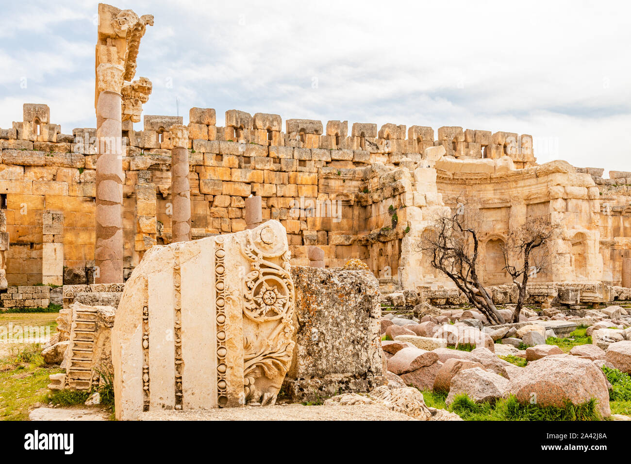 Antiche pareti in rovina di Grand Court del tempio di Giove, Beqaa Valley, Baalbeck, Libano Foto Stock