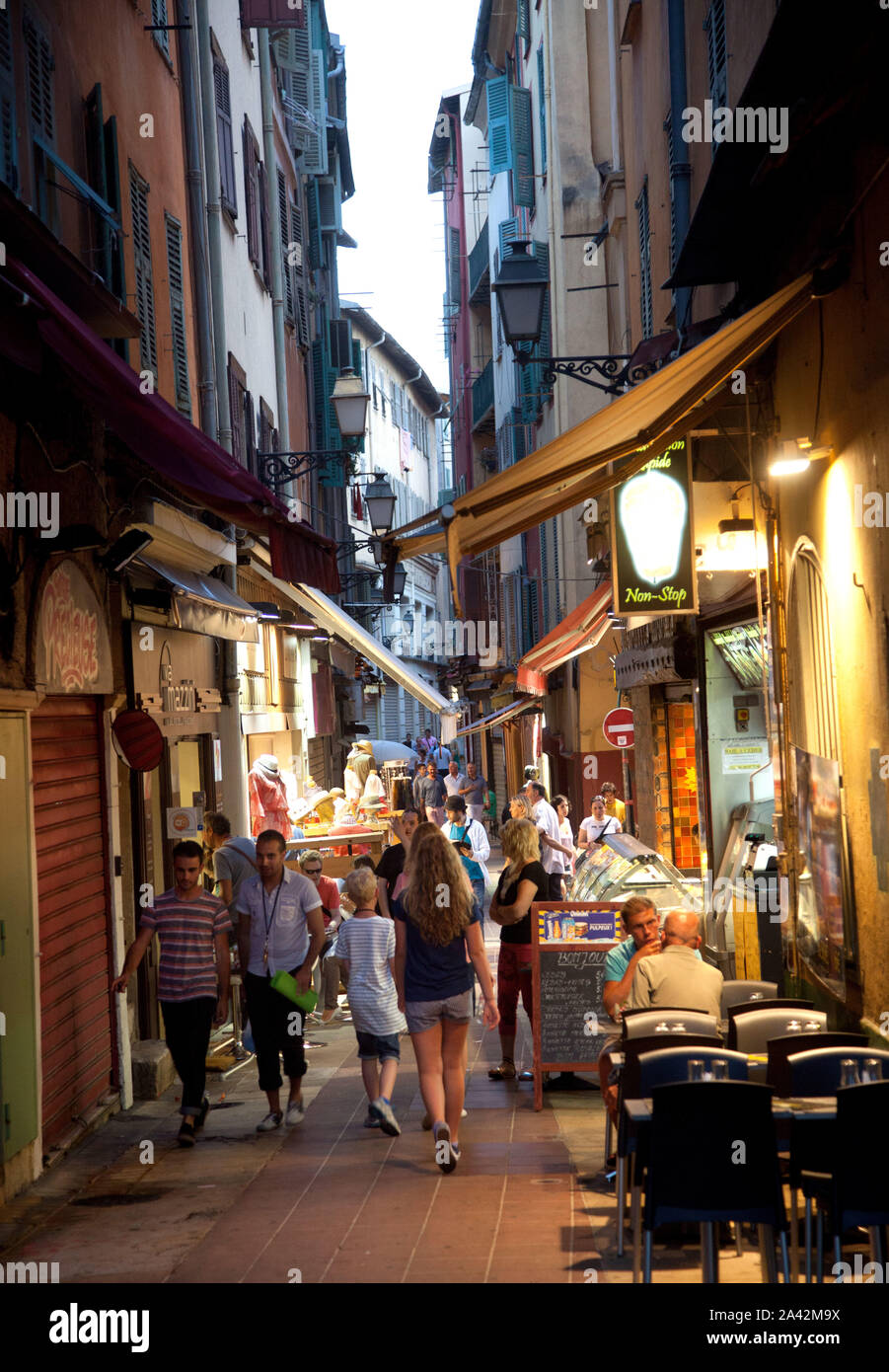 Staden Nice på den franska rivieran. Trånga gränder i Gamla stan. La città di Nizza sulla Costa Azzurra. Vicoli affollati nella Città Vecchia.Foto Jeppe Gustafsson Foto Stock