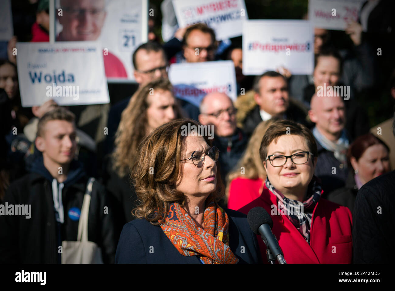 Malgorzata Kidawa-Blonska (L) della Piattaforma Civica (partito politico) parla durante la campagna elettorale di due giorni prima delle elezioni generali in Varsavia. Foto Stock