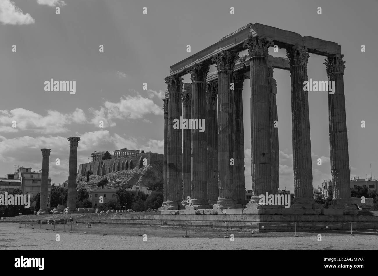 Una foto in bianco e nero del Tempio di Zeus Olimpio affacciato sulla Acropoli (Atene). Foto Stock