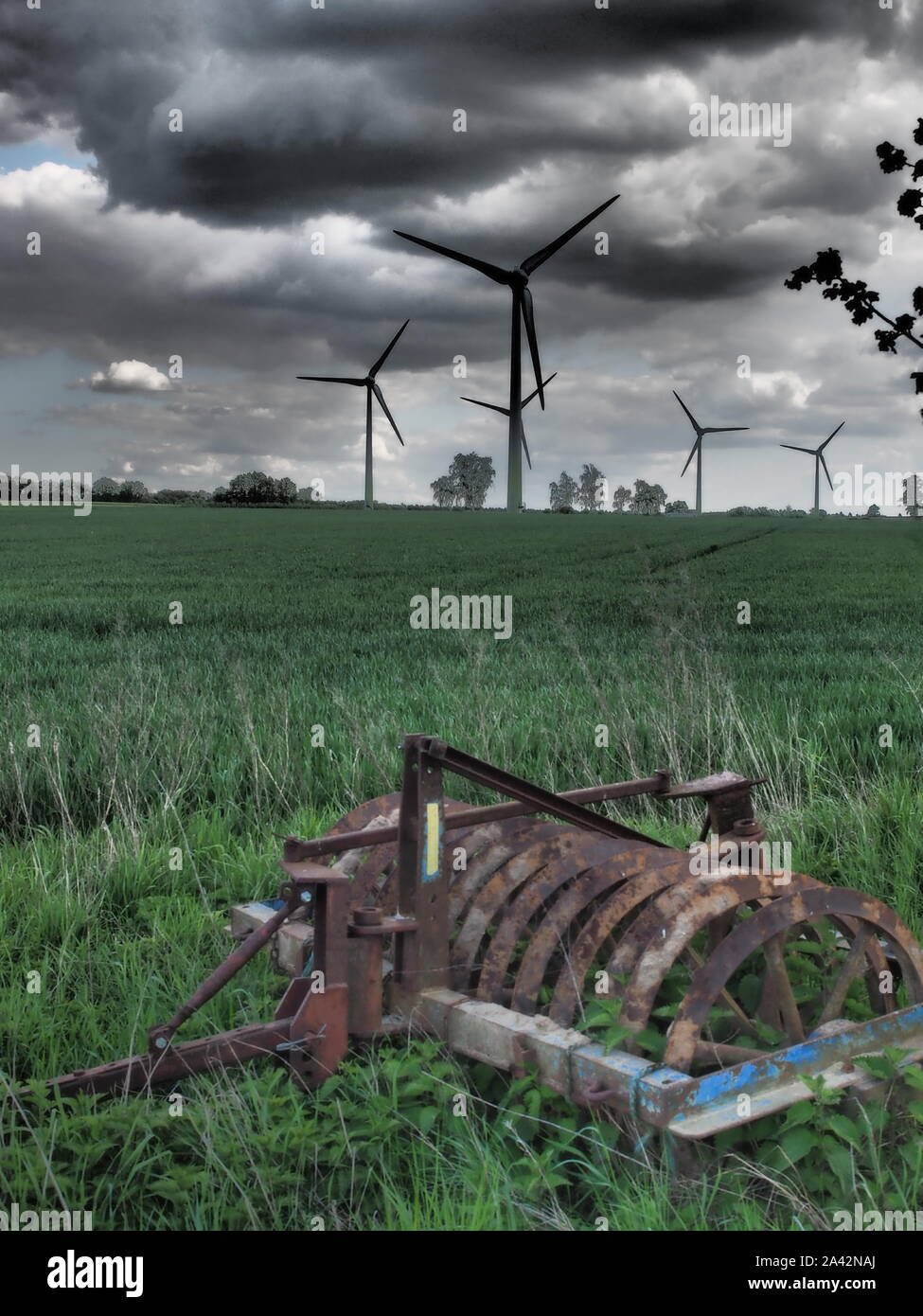 Il potere di vento turbine in zona agricola a est di Amburgo, Germania in toni drammatici Foto Stock