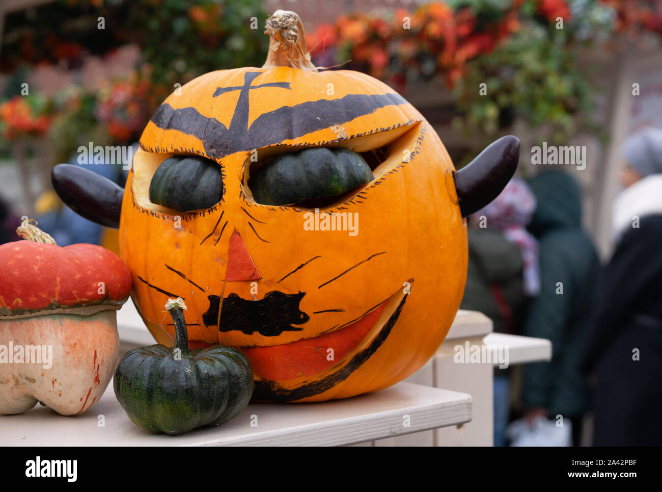 Arancione Zucca di Halloween. Faccia fatta di zucche e verdure. Foto Stock
