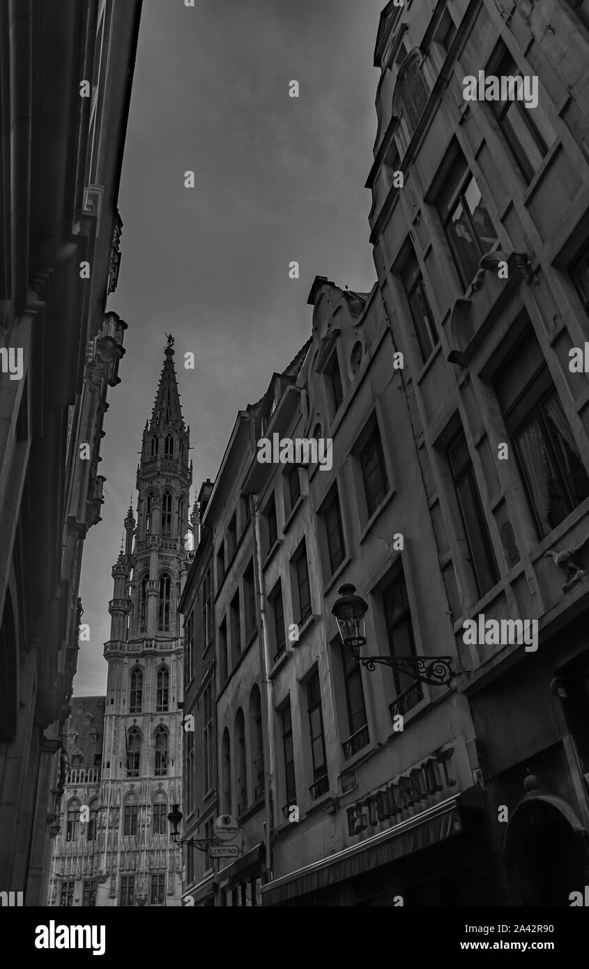 Una foto in bianco e nero della Grand Place come si vede tra edifici vicini (Bruxelles). Foto Stock