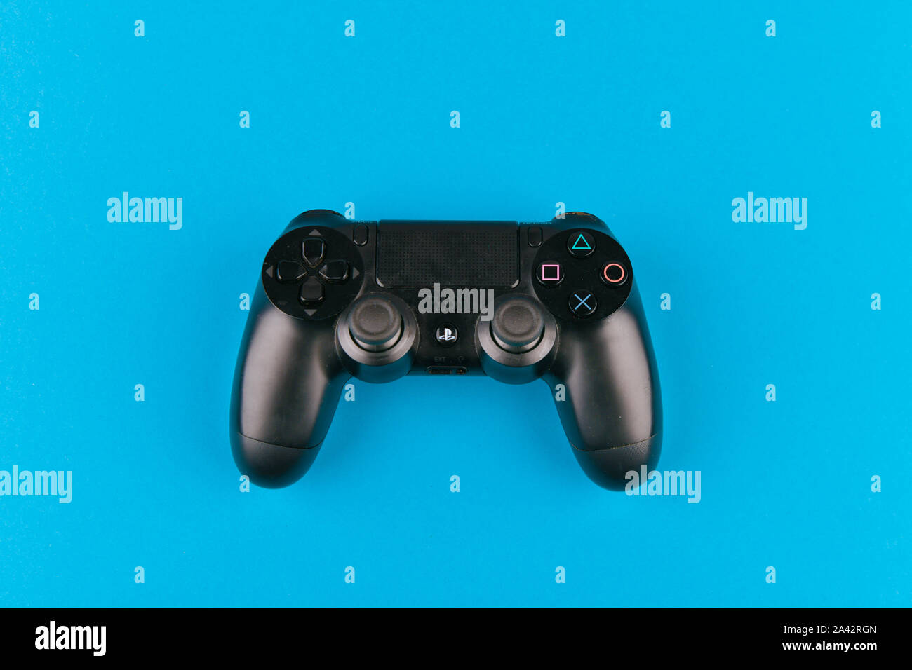 Gioco joystick. playstation. su uno sfondo blu vista dall'alto. La nuova Sony Dualshock 4 con PlayStation 4. Sony PlayStation 4 console di gioco dell'ottavo Foto Stock