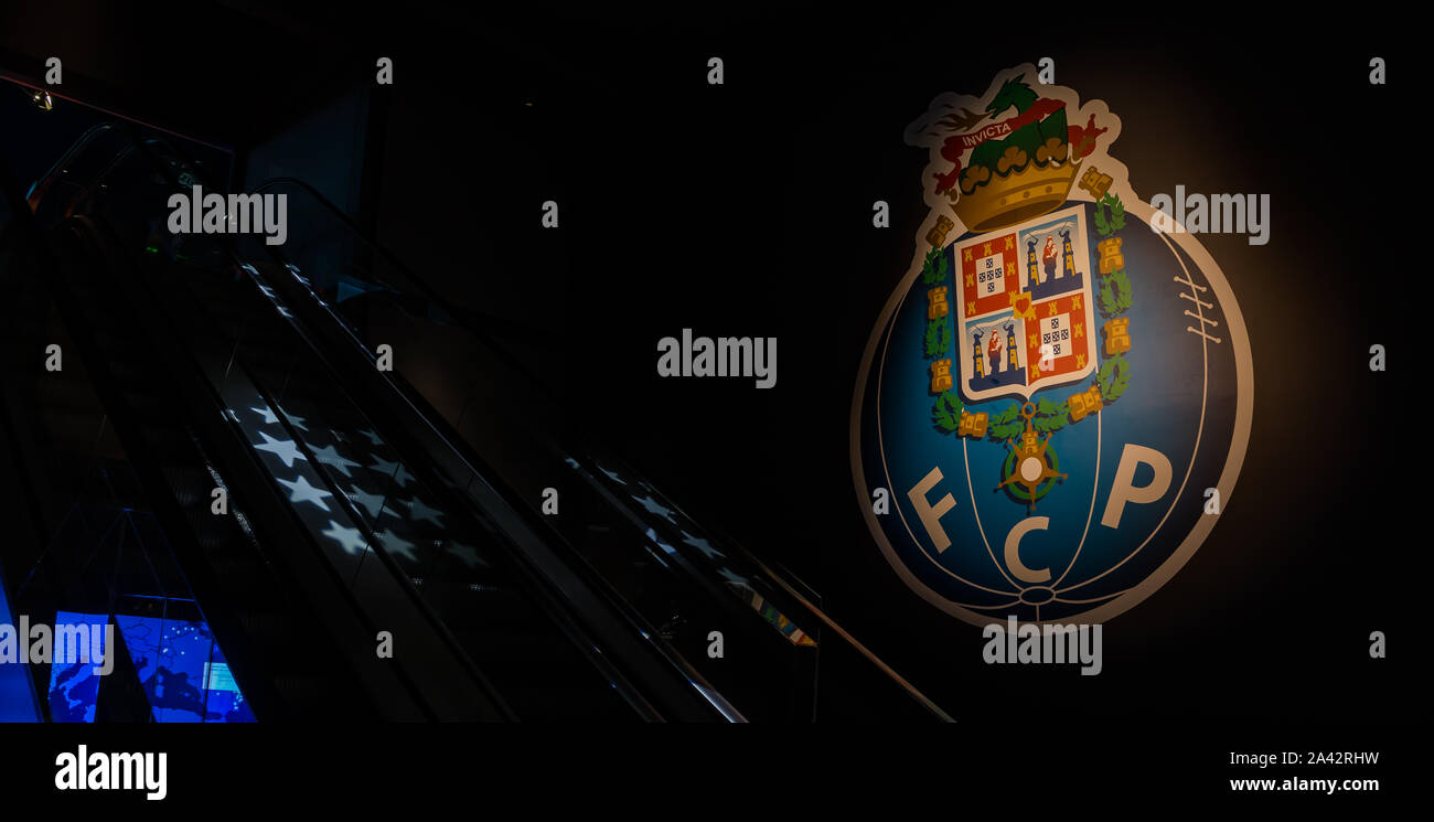 Un'immagine del logo del Futebol Clube do Porto all'interno del museo FCPorto. Foto Stock