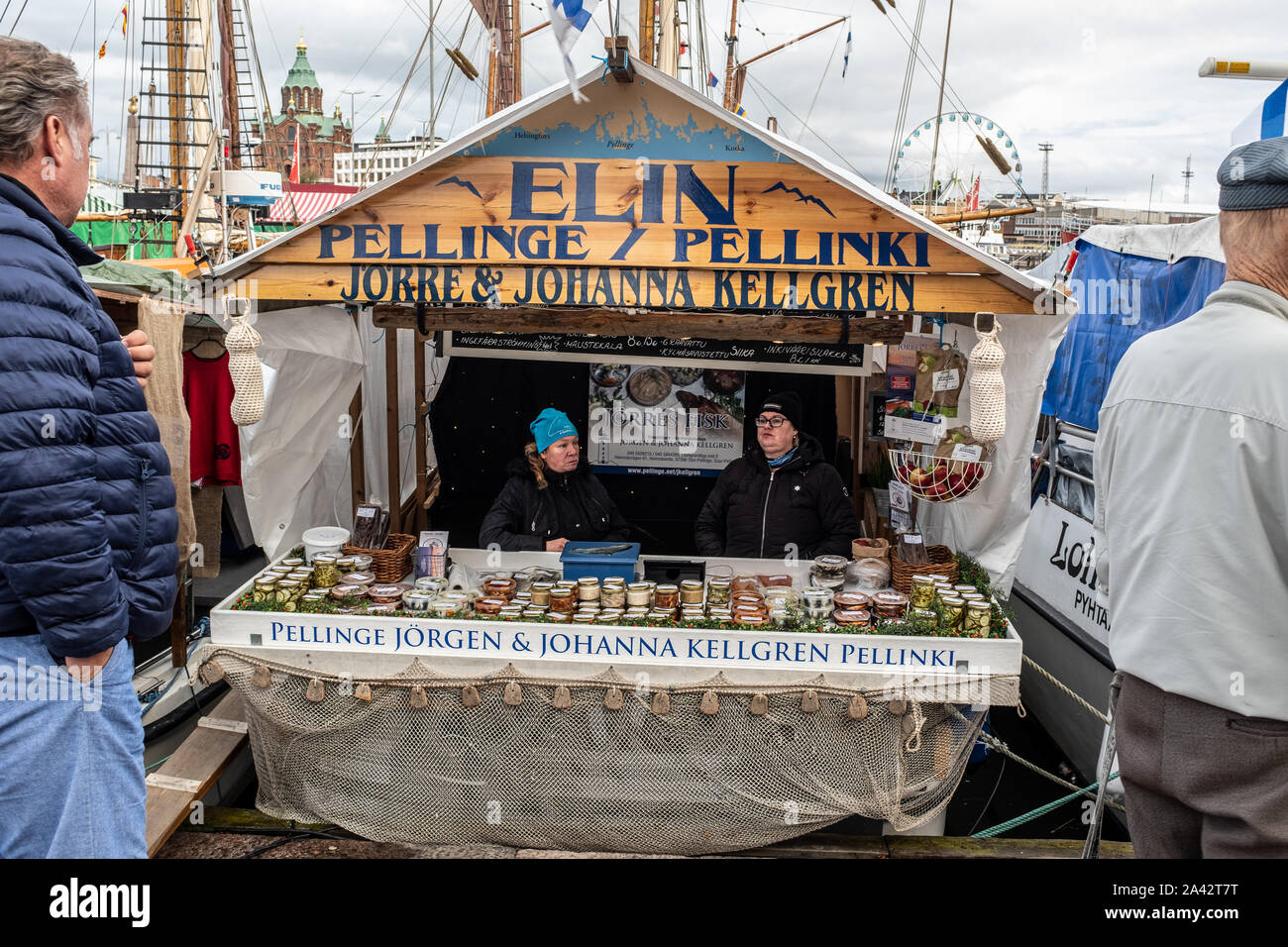 Barca di vendita del pesce, porto di Helsinki, Finlandia Foto Stock