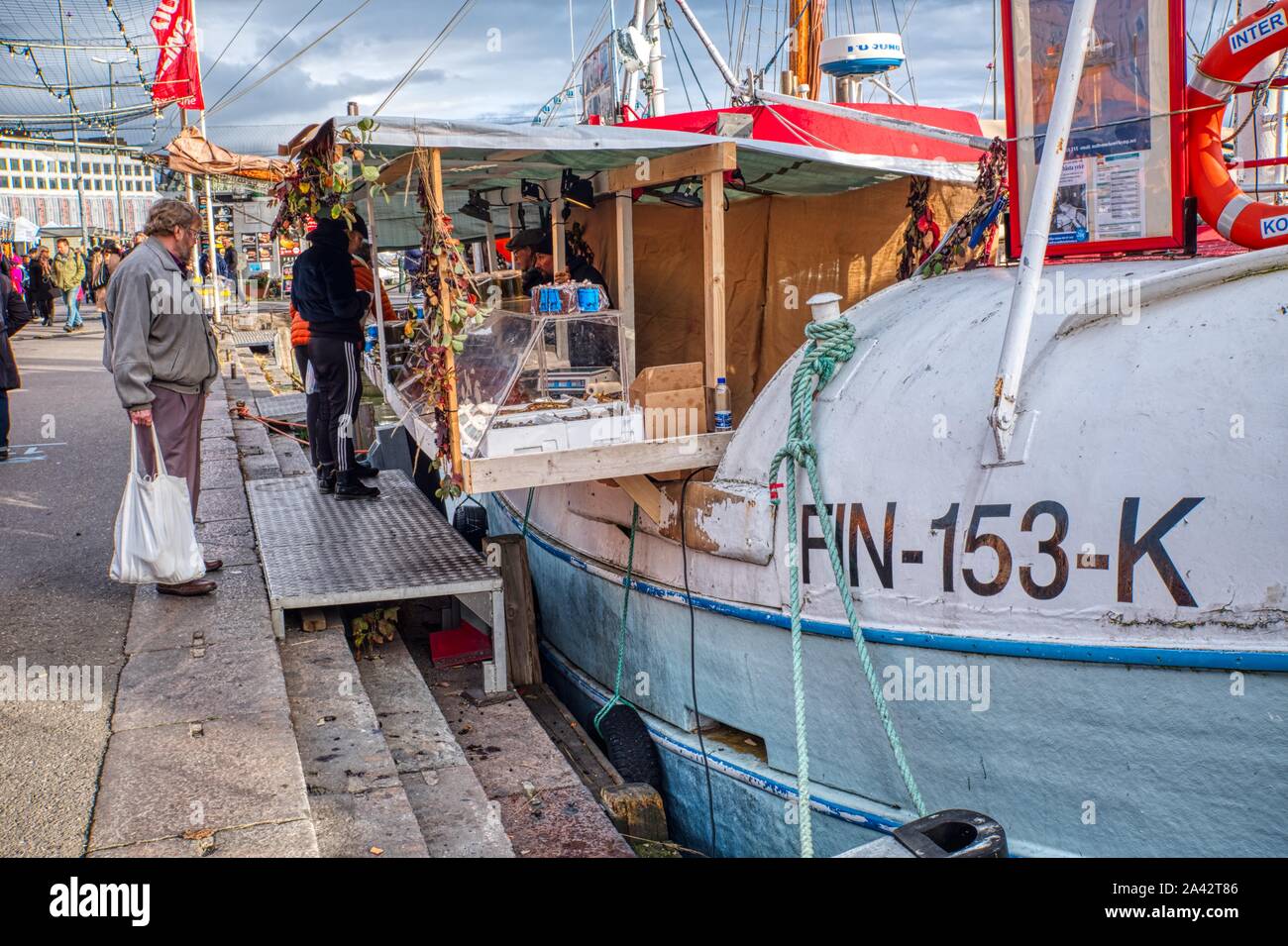 Il pesce è venduto da una barca da pesca, porto di Helsinki, Finlandia Foto Stock