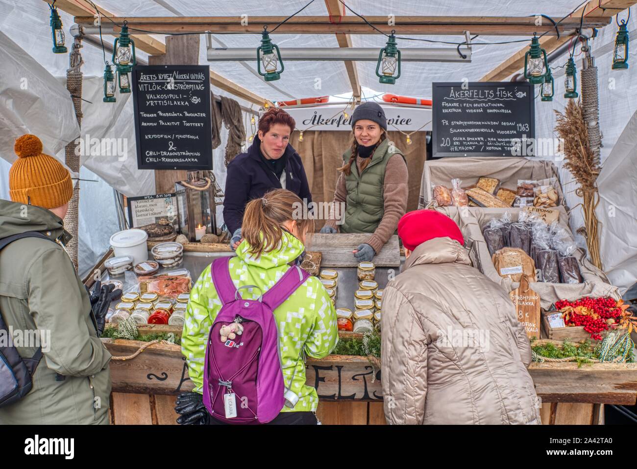 Pesce fresco e frutti di mare la vendita dalla parte posteriore della barca da pesca, il Mercato Centrale, Helsinki, Finlandia Foto Stock