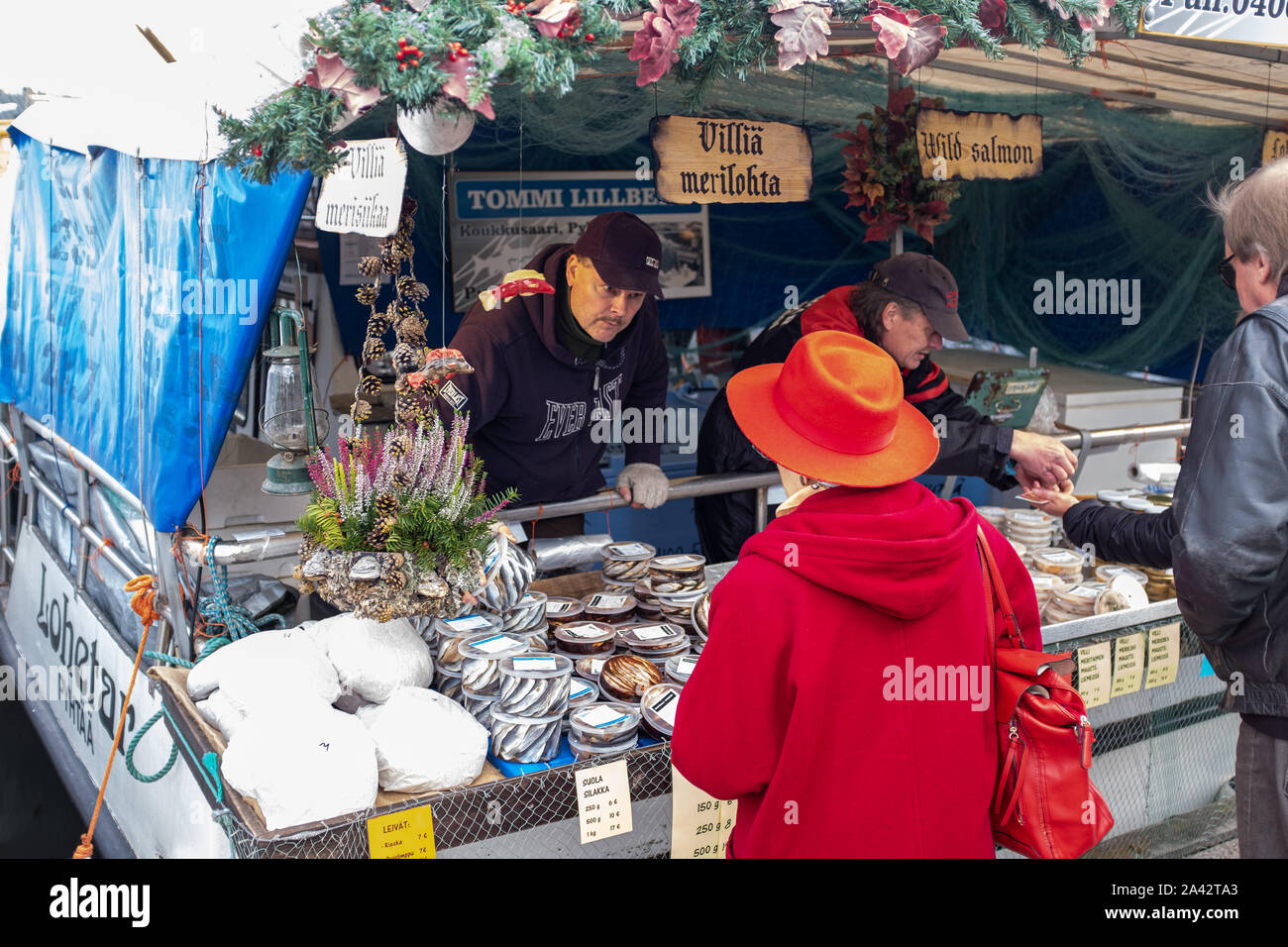 Il salmone selvatico e pesce fresco, Sud porto, Piazza del Mercato, Helsinki, Finlandia Foto Stock