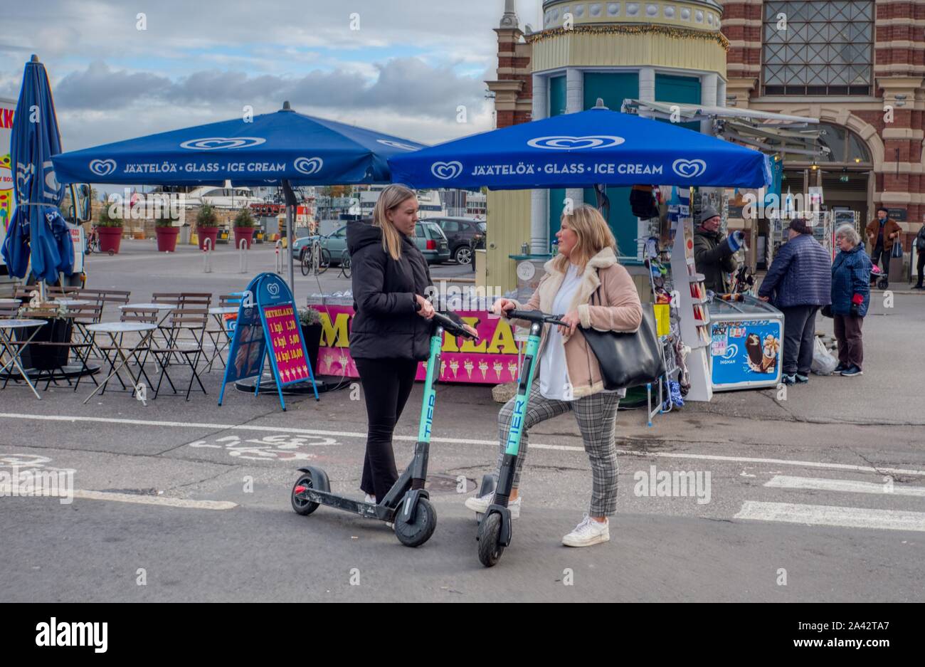E-Scooters, coppia di scooter elettrici, Helsinki, Finlandia Foto Stock