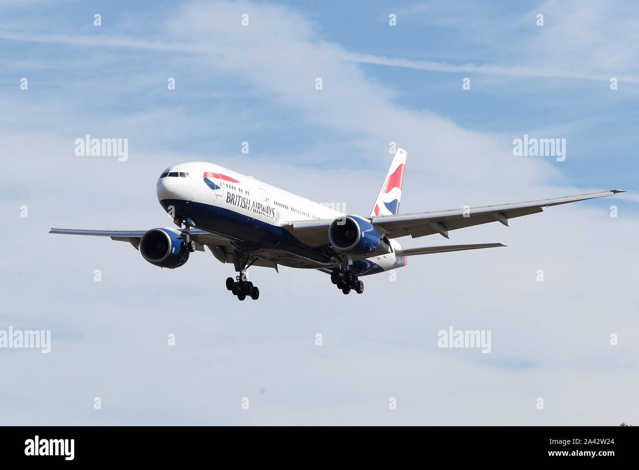 Boeing 777 - 30312 MSN - G-YMMK compagnia aerea British Airways che scende a terra all'Aeroporto Heathrow di Londra nel Regno Unito Foto Stock