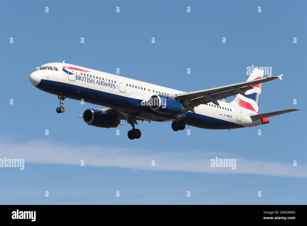 In uscita del cielo blu con sotto il carrello che scende a terra all'Aeroporto Heathrow di Londra nel Regno Unito Foto Stock