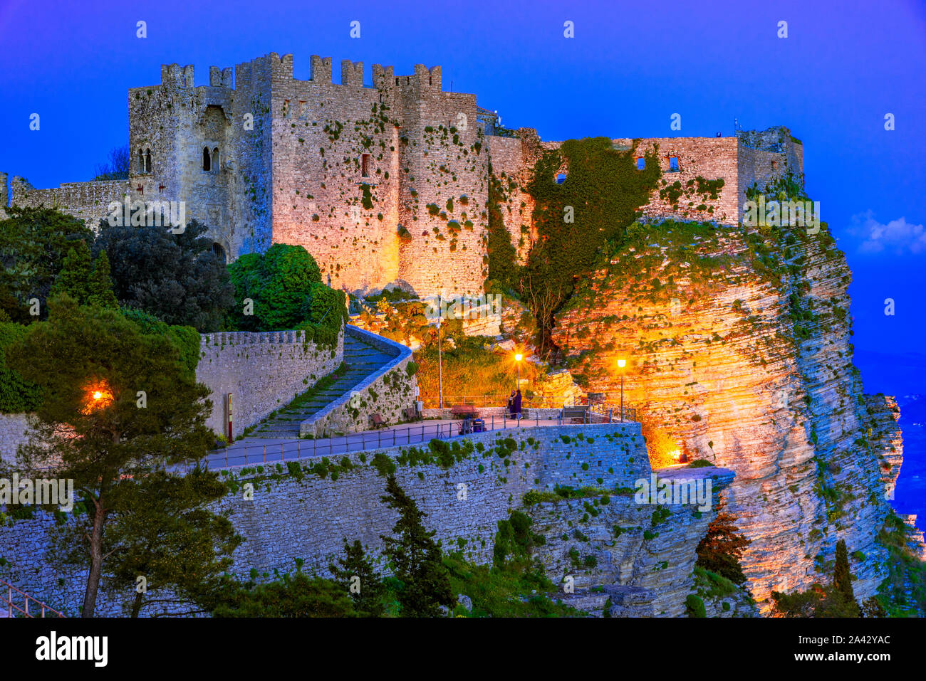 Erice, in Sicilia, Italia: vista notturna del Castello di Venere, una fortezza normanna, Europa Foto Stock