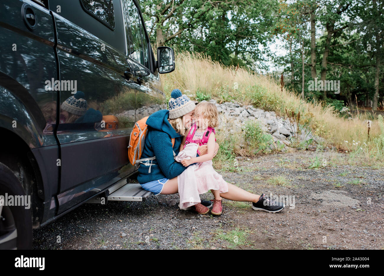 Madre e figlia abbracciando e ridere i cuori in campeggio in camper Foto Stock