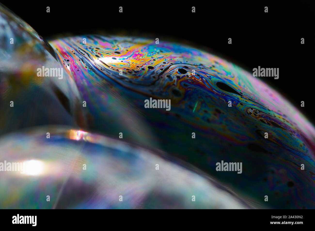 La illuminano rainbow sulla superficie della bolla Foto Stock